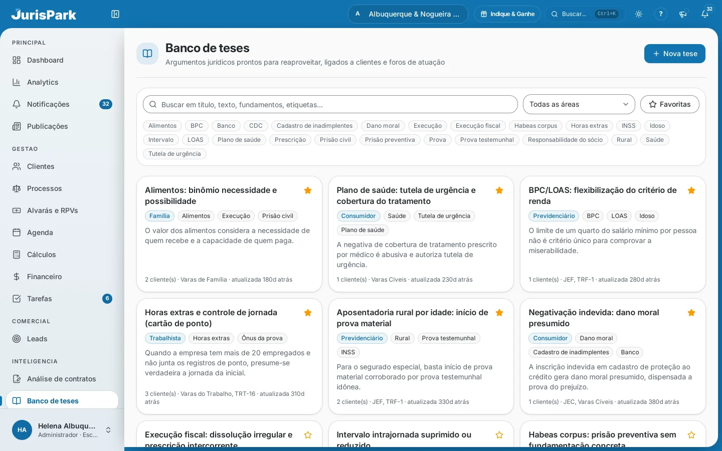 Banco de teses do JurisPark, com busca, filtro por área, botão Favoritas, etiquetas e cartões de teses com título, área, resumo, clientes e foros.
