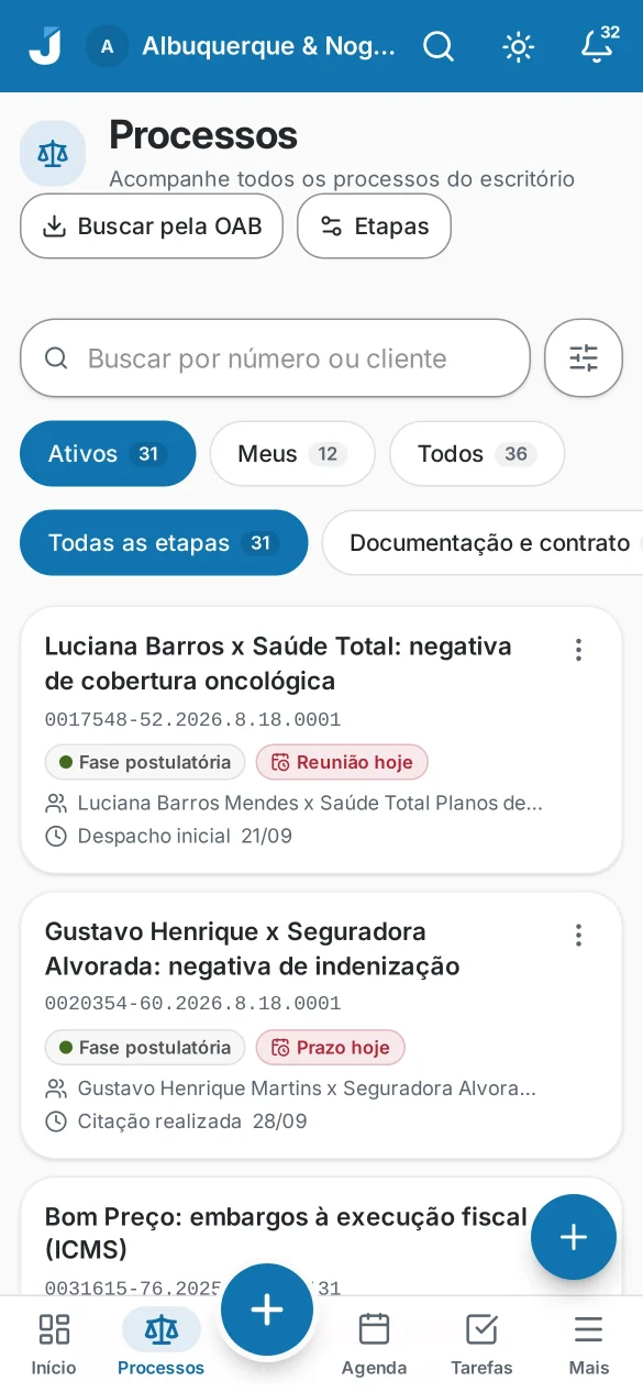 Lista de processos do JurisPark no celular, com busca, filtros e cartões por processo.