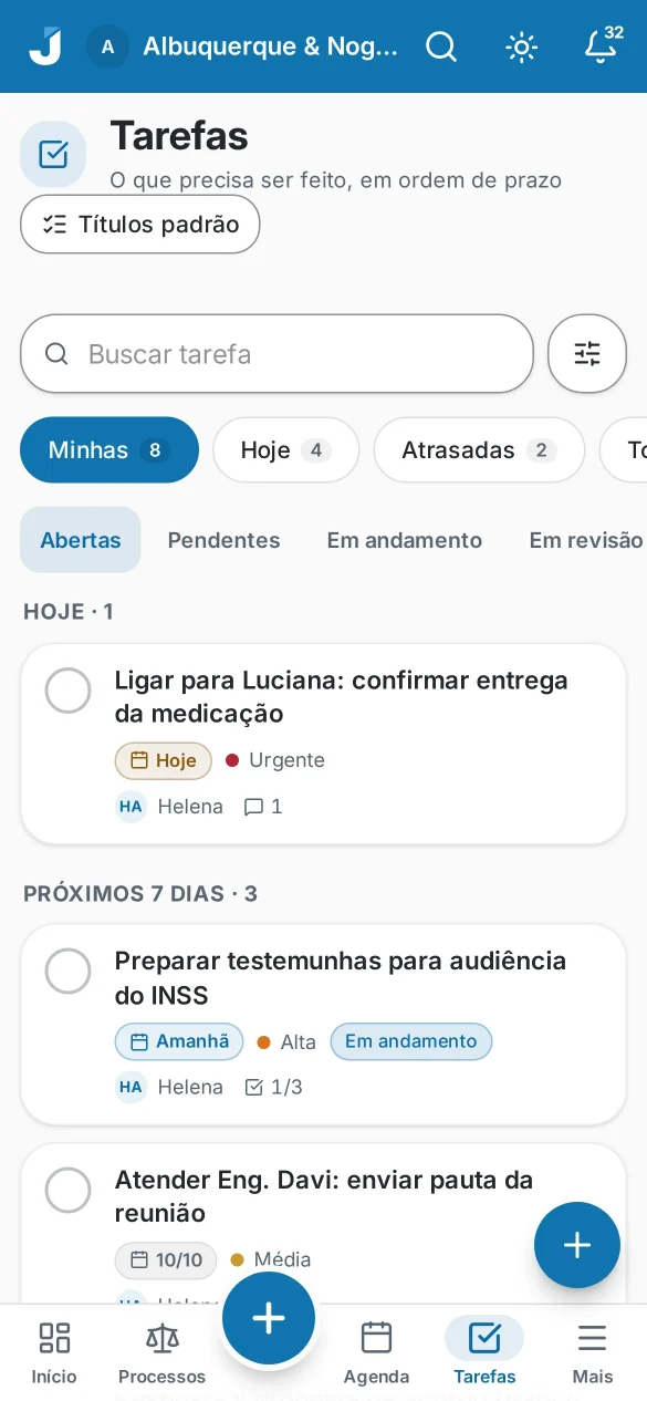 Tarefas do JurisPark no celular, com os recortes Minhas, Hoje e Atrasadas e as tarefas agrupadas por prazo.